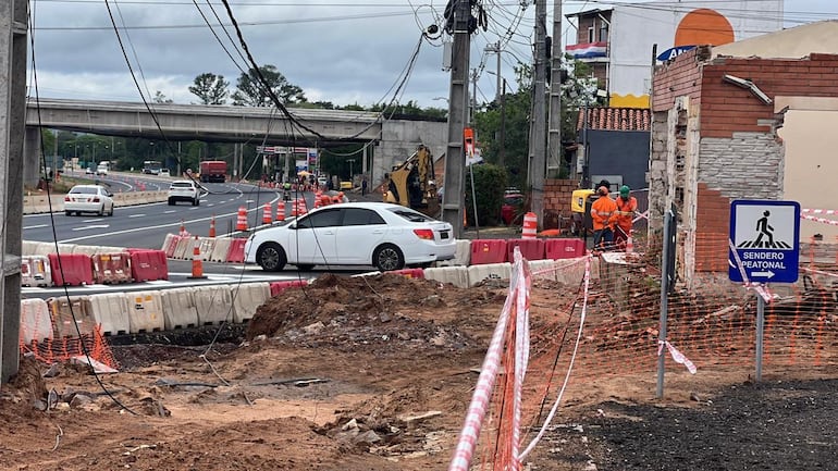 Así se observa actualmente el sector de Pedrozo: pocos obreros y escaso movimiento en la zona de obras.