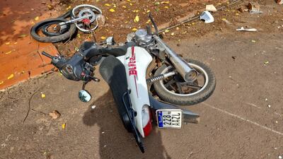 La motocicleta en la que iba con su padre el niño que resultó malherido, quedó destrozada.