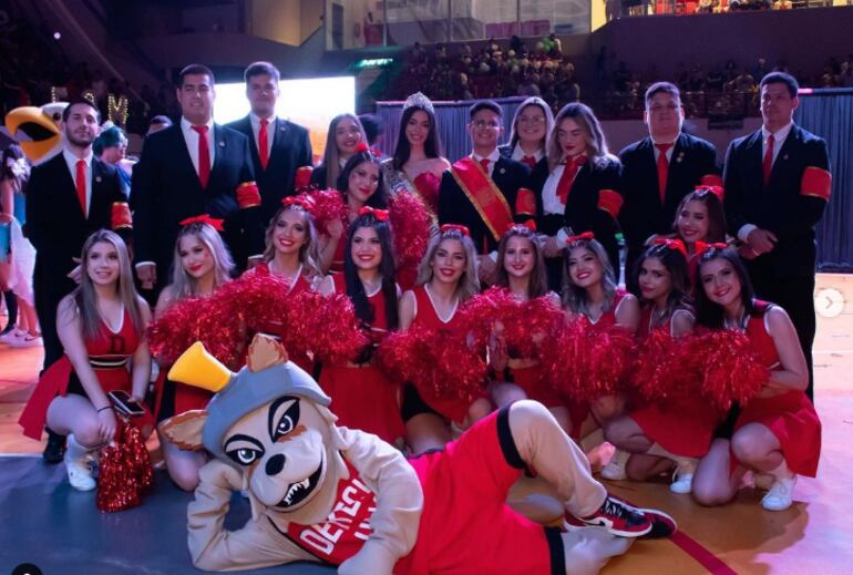 Ataviados de rojo, se presentaron los estudiantes de Derecho UNA a los Juegos Universitarios 2023.