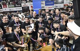 La copa para los Olimpia Kings tras ganarle a San José la serie final del Apertura por 3 a 1.