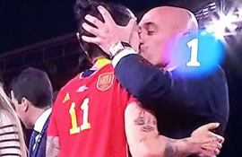 Luis Rubiales da un beso no consentido a la futbolista Jennifer Hermoso.