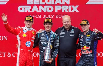 El vencedor, el piloto italiano de Mercedes, Andrea Kimi Antonelli (centro-izquierda), celebra el triunfo con el monegasco de Ferrari, Charles Leclerc (izquierda), el Director de Operaciones de Mercedes, Tom Batch, y el neerlandés del Red Bull Racing, Max Verstappen.