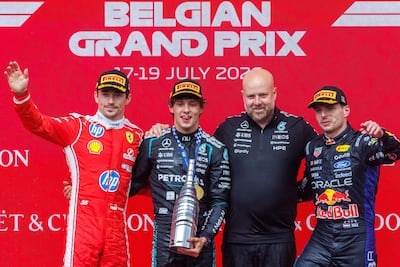 El vencedor, el piloto italiano de Mercedes, Andrea Kimi Antonelli (centro-izquierda), celebra el triunfo con el monegasco de Ferrari, Charles Leclerc (izquierda), el Director de Operaciones de Mercedes, Tom Batch, y el neerlandés del Red Bull Racing, Max Verstappen.