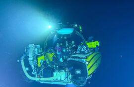Esta imagen, tomada el 9 de enero de 2026, muestra a científicos indonesios dentro del sumergible Neptune de OceanX, a cientos de metros bajo la superficie, frente a la isla indonesia de Célebes (Sulawesi).