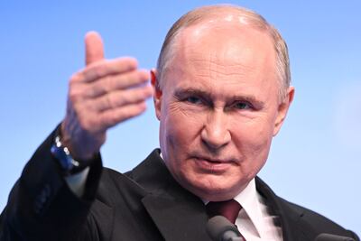El presidente ruso y candidato presidencial Vladimir Putin se reúne con los medios de comunicación en su sede de campaña en Moscú el 18 de marzo de 2024.