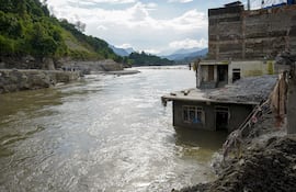 La riada sepultó partes enteras de este pueblo del centro de Nepal bajo varios metros de barro, piedras y escombros, en Devighat ahora se camina sobre ellos donde antes había calles y, en algunos tramos, los tejados de las casas quedan prácticamente a la altura de los pies.