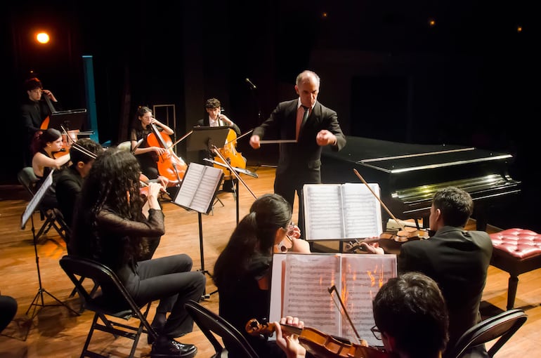 El maestro Gabriel Graziani dirigiendo a la Orquesta de Cámara Juvenil del CCPA