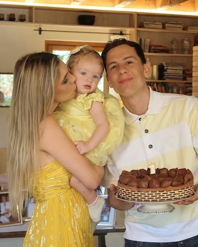 Lele Pons y Guaynaa con su hija Eloísa, la pequeñita que ya cumplió un añito de vida.