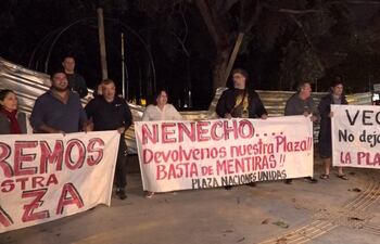 Vecinos del barrio Mburicao de Asunción volvieron a manifestarse este martes frente a la Plaza Naciones Unidas, denunciando el abandono de la obra