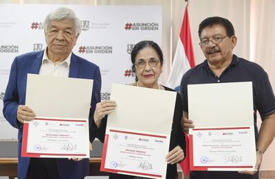 Bernardo Neri Farina, Delfina Acosta y Wilfrido Acosta exhiben los reconocimientos que recibieron hoy tras haber ganado el Premio Municipal de Literatura y el Premio de Poesía en guaraní "Teodoro S. Mongelós".