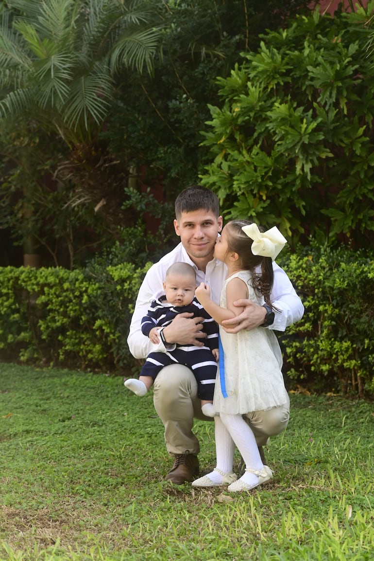 Toda la ternura en un beso de Izibelle para su papá.