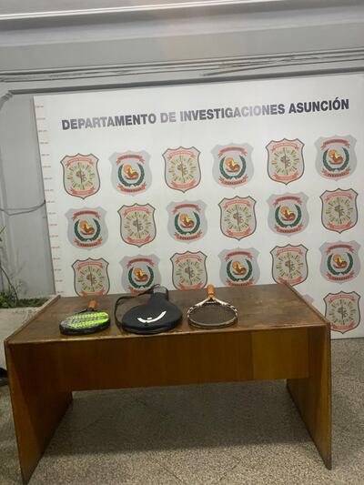 Raquetas recuperadas a través de un operativo encubierto en el cual participaron tres policías y la víctima.