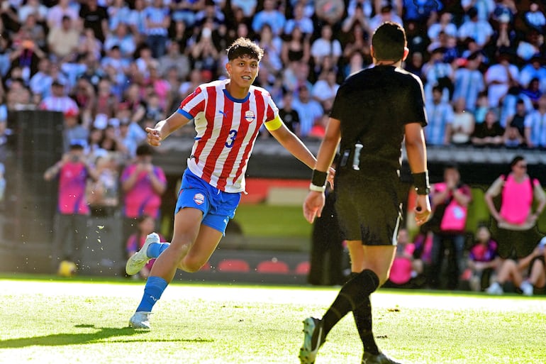 Mauro Coronel de Paraguay celebra luego de convertir el penal que le dio la medalla de oro en los Juegos Suramericanos Santa Fe 2026. EFE/ Sebastián Granata