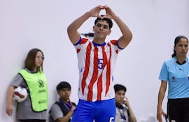 Robert Gamarra festeja su gol, en la derrota contra los chilenos.