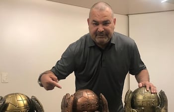 José Luis Chilavert, el legendario arquero paraguayo, nombrado tres veces el Mejor Portero del Mundo por la IFFHS (Federación Internacional de Historia y Estadística de Fútbol), aquí con sus tres reconocimientos.