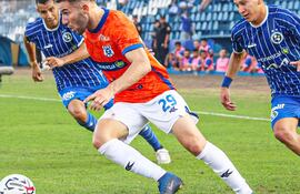 Fernando Cáceres, delantero del 2 de Mayo, deja en el camino a Víctor Barrios para proyectar otro avance del equipo pedrojuanino.