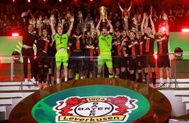 Los jugadores del Bayer Leverkusen celebran con el trofeo de la Copa Alemania la consagración de campeón en el estadio Olímpico, en Berlín.