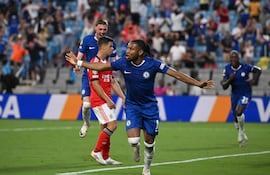 El delantero francés del Chelsea, Christopher Nkunku, celebra tras marcar el segundo gol de su equipo durante el partido de fútbol de octavos de final del Mundial de Clubes de la FIFA 2025 entre el Benfica de Portugal y el Chelsea de Inglaterra en el Bank of America Stadium de Charlotte.
