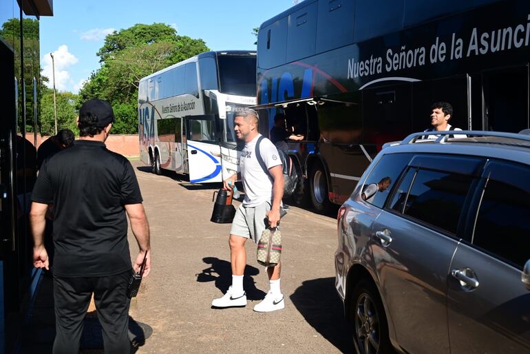 La llegada de Olimpia a la ciudad de Juan León Mallorquín para enfrentar el sábado a General Caballero por la séptima fecha del torneo Apertura 2025 del fútbol paraguayo en el estadio Ka'arendy, en Juan León Mallorquín, Paraguay.