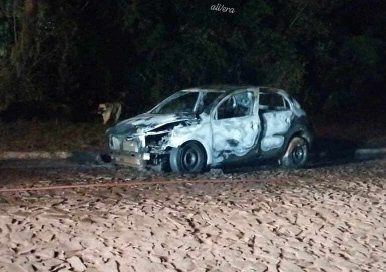 Vehículo de presuntos sicarios incinerado en Encarnación.