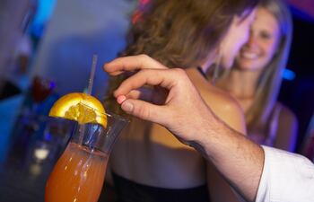 Droga en bebida en un bar