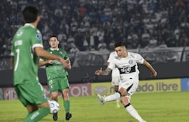 El lateral de Olimpia, Alan "Coyote" Rodríguez ejecuta el potente zurdazo que se terminó incrustando en el ángulo superior derecho de Tomás Ahumada.