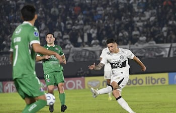 El lateral de Olimpia, Alan "Coyote" Rodríguez ejecuta el potente zurdazo que se terminó incrustando en el ángulo superior derecho de Tomás Ahumada.