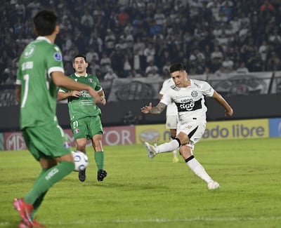 El lateral de Olimpia, Alan "Coyote" Rodríguez ejecuta el potente zurdazo que se terminó incrustando en el ángulo superior derecho de Tomás Ahumada.