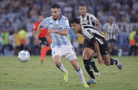 AMDEP2812. AVELLANEDA (ARGENTINA), 20/02/2025.- Adrián Martínez (i) de Racing disputa un balón con Danilo Barbosa de Botafogo este jueves, en el partido de ida de la Recopa Sudamericana entre Racing y Botafogo en el estadio Presidente Perón en Avellaneda (Argentina). EFE/ Juan Ignacio Roncoroni