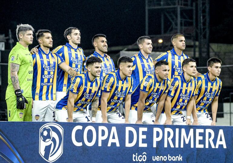 Los jugadores de Sportivo Luqueño posan para la fotografía previa a un partido del fútbol paraguayo.