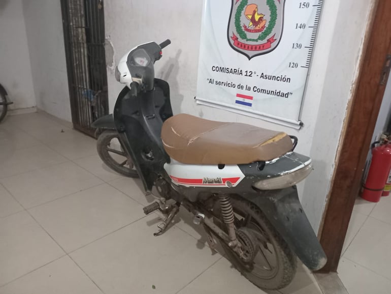 Motocicleta robada recuperada por la Policía.