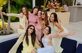 Nadia Ferreira rodeada de sus famosas amigas en la casa de Lele Pons.