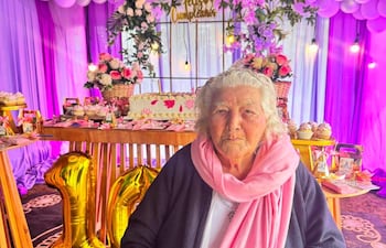 Doña Angélica Russi, rodeada de su familia y amigos, celebra sus 102 años en San Agustín, Caazapá.