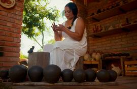 La artesana del ñai’ũpo, Mirian Esquivel, se mostró profundamente entusiasmada con el reconocimiento de la Unesco.