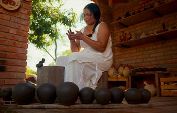 La artesana del ñai’ũpo, Mirian Esquivel, se mostró profundamente entusiasmada con el reconocimiento de la Unesco.