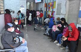 Pacientes con afecciones respiratorias esperan ser atendidas en el área de Pediatría del Hospital Barrio Obrero.