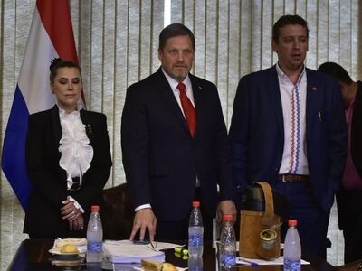 El senador Natalicio Chase (ANR, HC), líder de la bancada cartista. Sus vicelíderes Lizarella Valiente y Nano Galaverna.