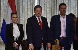 El senador Natalicio Chase (ANR, HC), líder de la bancada cartista. Sus vicelíderes Lizarella Valiente y Nano Galaverna.