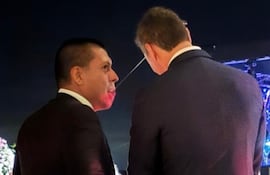 Federico Miguel Vázquez, presidente de Grupo Vázquez, habla al oído al presidente Santiago Peña.