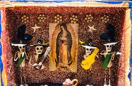 "Conservo en mi sala un regalo suyo que me acompaña desde hace mucho: un cuadrito artesanal de San La Muerte –cuatro calaveras músicas y una imagen de la Virgen de Guadalupe detrás–, traído de uno de sus viajes a México..."