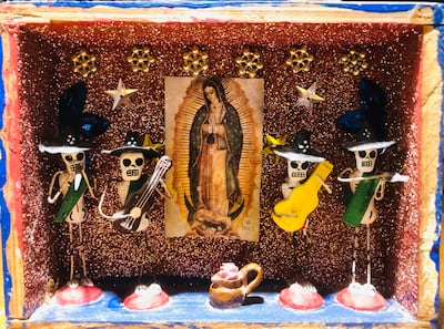 "Conservo en mi sala un regalo suyo que me acompaña desde hace mucho: un cuadrito artesanal de San La Muerte –cuatro calaveras músicas y una imagen de la Virgen de Guadalupe detrás–, traído de uno de sus viajes a México..."