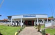 Acceso al Hospital Regional de Paraguarí, donde se requiere la contratación de personal para el área de nefrología.