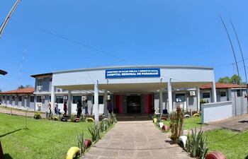 Acceso al Hospital Regional de Paraguarí, donde se requiere la contratación de personal para el área de nefrología.