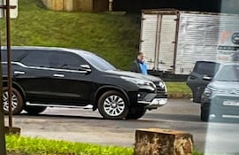 Momento en que la camioneta utilizada por los asaltantes intercepta el vehículo del empleado de una importadora.