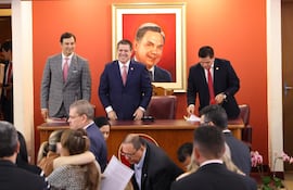 Sesión ordinaria de la Junta de Gobierno en la que aprobaron sanciones en la ANR a candidatos vinculados al lavado de dinero. En el centro de la foto está Horacio Cartes, presidente de la ANR, declarado "significativamente corrupto" por Estados Unidos.