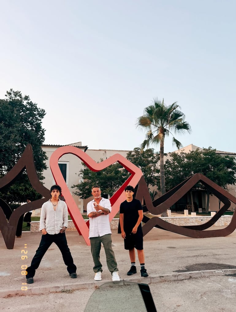 Papá Alejandro Sanz posando con Alexander y Dylan. (Instagram/Alejandro Sanz)