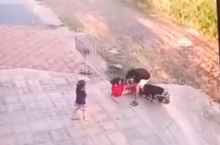 Un motochorro forcejea con una adolescente para despojarla de su celular. Ocurrió en Lambaré.