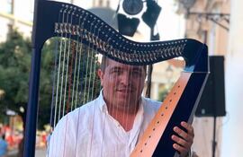 El arpista colombiano Yofre Brito ofrecerá hoy una clase magistral y se presentará esta noche en el Teatro Municipal.