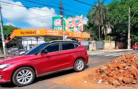 Varios puntos de la avenida Fernando de la Mora muestran destrozos en el paseo central, incluso escombros en plena vía pública.