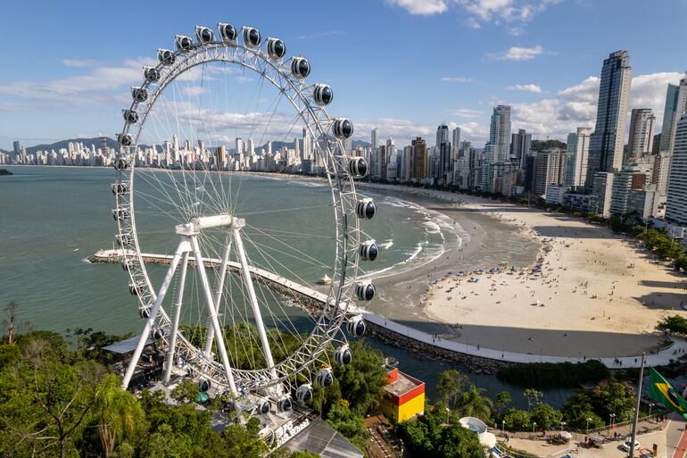 Vista aérea de la playa del Balneario Camboriú, en el estado de Santa Catarina, Brasil. En primer plano, la rueda de Chicago que constituye uno de sus principales atractivos.
